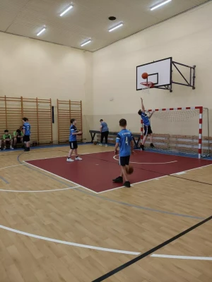 Sportowe zmagania w koszykówce